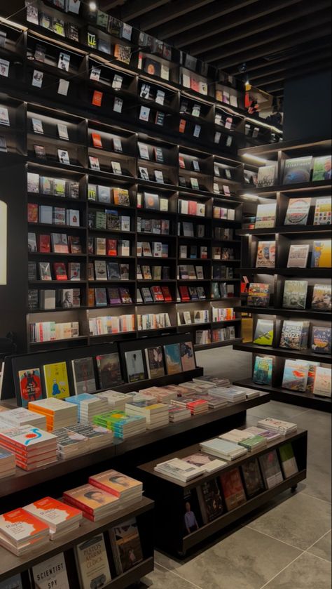 A bookstore Modern Bookstore Aesthetic, Kinokuniya Aesthetic, Modern Bookstore, Tsutaya Bookstore, Design Methodology, Store Architecture, Bookstore Cafe, Library Aesthetic, Coffee Shop Aesthetic