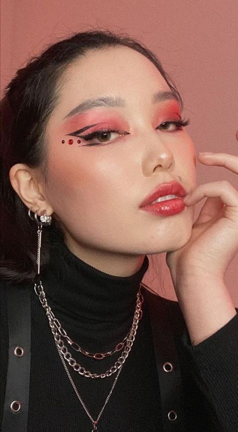 Ateez Makeup Ateez Makeup Inspired Concert, Asian Graphic Liner, Ateez Concert Makeup Ideas, Skz Inspired Makeup, Ateez Concert Makeup, Ateez Makeup Looks, Ateez Inspired Makeup, Ateez Outfits Inspired Concert, Kpop Concert Makeup Ideas