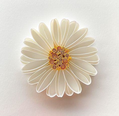 #peachtober24 Day 1: Daisy 🌼 Excited to share more throughout the month! 💛 Quilling Daisy, Quill Flowers, Quilling Projects, Paper Quilling Flowers, Desain Quilling, Birthday Card Drawing, Quilling Flowers, Quilling Paper Craft, Paper Quilling Designs