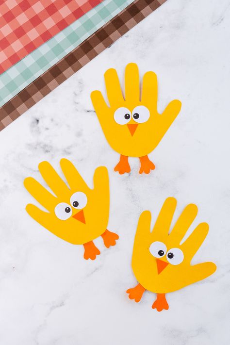 Påskeaktiviteter For Barn, Chick Craft, Easter Crafts Preschool, Farm Animal Crafts, Easter Arts And Crafts, Chicken Crafts, Toddler Arts And Crafts, Preschool Arts And Crafts, Handprint Craft