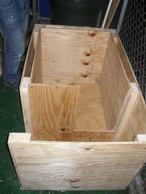 Cheap Dog Houses, Building A Dog Kennel, Cheap Dog Kennels, Insulated Dog House, Chat Diy, Build A Dog House, House Pets, Diy Dog Kennel, Dog House Plans