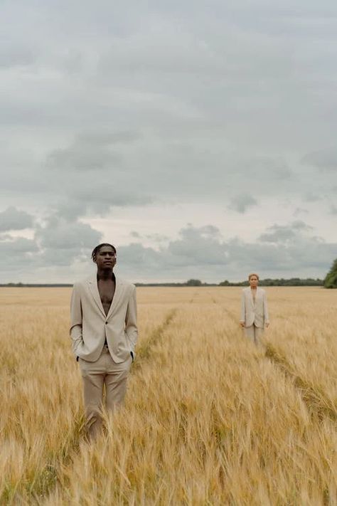 Models In Nature, Photo Shoot In Field, Corn Field Photoshoot, Wheat Field Photoshoot, Hay Bale Photoshoot, Farm Photoshoot Ideas, Photoshoot Ideas Nature, Open Field Photoshoot, Field Photoshoot Ideas