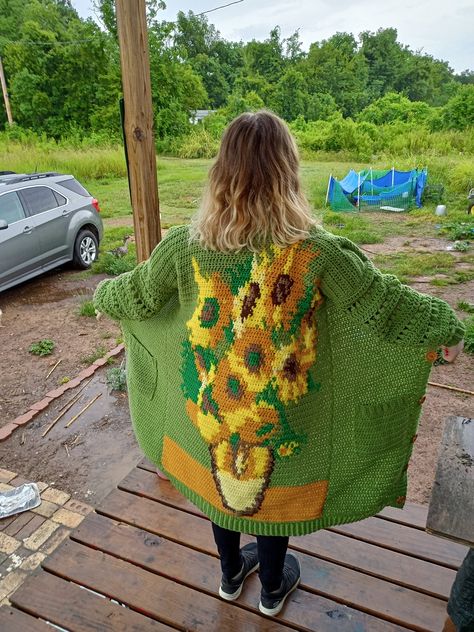 This is a written pattern for a long, oversized cardigan, with a Van-Gogh Sunflowers inspired tapestry on the back. It's very comfy and warm, and extremely colourful and fun! This is an intermediate pattern, due to the extensive colourwork. It is written in UK crochet terminology.  There are 6 sizes available - S, M, L, XL, 2XL, 3XL.  The two hook sizes used in this pattern are sizes 5.00mm and 6.00mm. There are 7 different colours needed for the pattern, all of which need to be Weight 4/aran we Long Oversized Cardigan, Cardigan Crochet Pattern, Confection Au Crochet, Aran Weight Yarn, Cardigan Crochet, Crochet Sunflower, Crochet Fashion Patterns, Crochet Tapestry, Crochet Cardigan Pattern