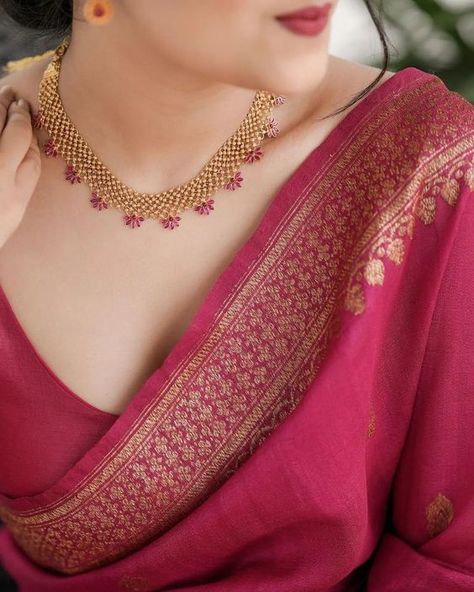 Multi Color Necklace Jewellery, Emerald Indian Jewellery, Saree Wearing Style, Simple Necklace Designs, Classic Saree, Jewelry Necklace Simple, Saree Wearing, Simple Saree Designs, Neck Pieces Jewelry