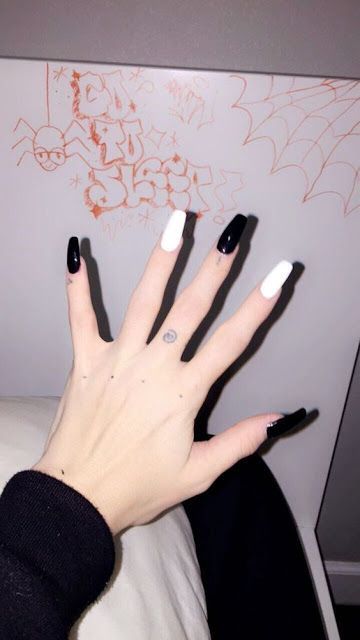 Nail Art Blanc, Fantastic Nails, Black And White Nail, Black And White Nail Art, Halloween Acrylic Nails, Edgy Nails, Grunge Nails, White Nail Art, Simple Acrylic Nails