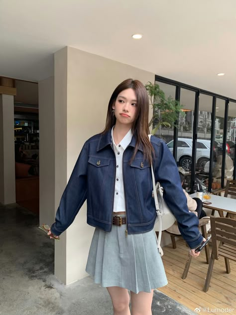 White Jeans Korean Outfit, Concert Outfit Simple, Skort Ootd, Jeans Outfit Korean, Korean Outfits Ideas, Cropped White Shirt, Jeans And T Shirt Outfit, Outfit Concert, Cute Ootd