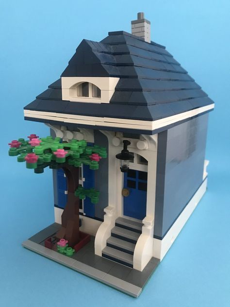 Sand Blue Shotgun House 01 | Big Easy Bricks | Flickr Lego City Ideas Easy, Lego London, Lego Houses, Lego House Ideas, Shotgun House, Lego Videos, Lego Christmas, Lego Creative, Toy House