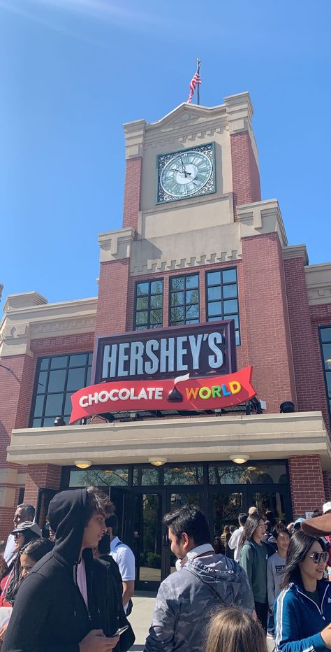 Hershey Park Aesthetic, Hershey Park Outfit, Hersey Park, Selfie Showroom, Beautiful Vacation Spots, Hershey Park, Hanna Marin, Chocolate World, Senior Trip