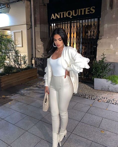 Ivory Leather Pants Outfit, White Leather Pants Outfit, White Leather Pants, Angela Jones, Korean Jeans, Leather Leggings Outfit, Leather Pants Outfit, Office Casual Outfit, Glam Outfit