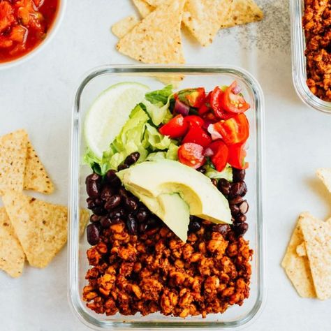 Tempeh taco salad that can be made into meal prep bowls. Each bowl offers a delicious mix of protein-packed tempeh taco meat and veggies! Tempeh Tacos, Vegan Diner, Healthy Spaghetti, Tempeh Recipes, Breakfast Low Carb, Salad Meal Prep, Vegetarian Meal Prep, Prep Bowls, Meal Prep Bowls