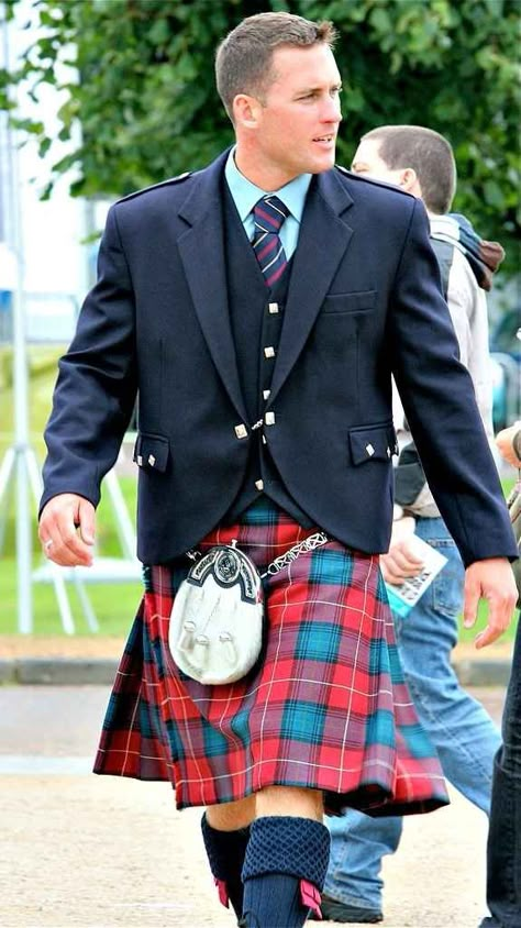 Kilts Scotland Men, Scottish Man, Walking Down The Street, Scottish Kilts, Tartan Kilt, Men In Kilts, Sharp Dressed Man, Komplette Outfits, Kilt