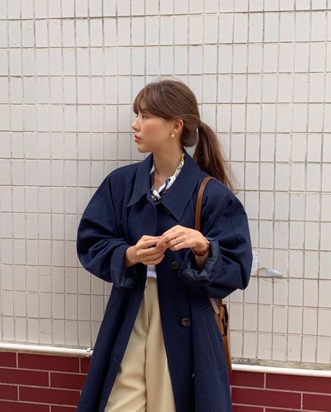 Navy Blue Coat Outfit, Navy Coat Outfit, Blue Coat Outfit, Navy Trench Coat, Navy Outfit, Tennis Fashion, Estilo Preppy, Coat Outfits, La Fashion