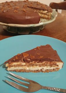 Sweetie Pie Bakes Stuff: "Ikea Daim Cake": Chocolate, Caramel, and Almond Cake Daim Cake, Swedish Chocolate, Chocolate Almond Cake, Cookie Cake Pie, Cake Rolls, Almond Cake Recipe, Curd Recipe, Appetizers Easy Finger Food, Poke Cakes