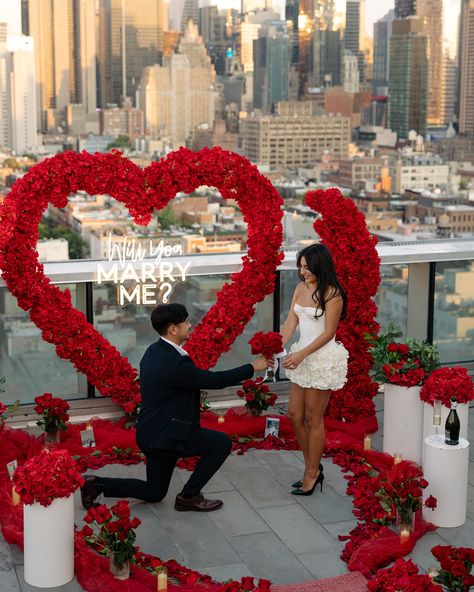 Proposals with New York City view are now one of my favorite things 💍🍸 #justengaged #engaged #proposalphotography #nycproposal #nycproposalphotographer #nycengagement #nycbride Proposal New York, Engagement Photos Proposal, Nyc Proposal Ideas, New York City Proposal, Proposal Set Up, New York City View, Proposal Pictures, Proposal Photography, Proposal Photos