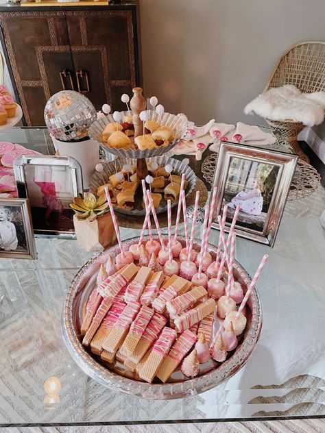 Pink Open House Ideas, Pink Graduation Party Decorations Table Settings, Graduation Party Ideas Pink And White, Aesthetic Graduation Party Food, 2023 Graduation Party Ideas Pink, Pink Grad Party Decorations, Pink Theme Graduation Party, Graduation Party Ideas Aesthetic Pink, Pastel Grad Party