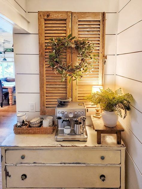 Using a dresser as a coffee bar Vintage Coffee Bar Ideas, French Country Coffee Bar, Farmhouse Antique Decor, Nice Room, Farmhouse Coffee Bar, Beach House Living Room, Coffee Nook, Apartment Office, Coffee Bar Home