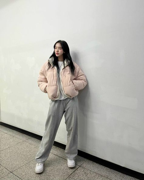 Pink Puffer Jacket Outfit, Autumn Outfit Women, China Winter, Winter Outfits Korean, Trekking Outfit, Korean Winter Outfits, Korea Winter, Smart Casual Women Outfits, December Outfits