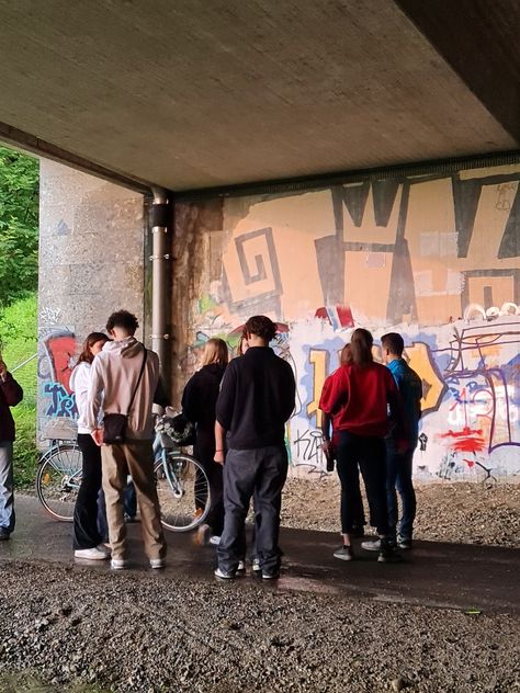 Teenagers standing in front of graffiti and talking. Group Of Friends Hanging Out, British Teenager Aesthetic, Cryptid Club, Teenager Life, Edgy Teen, Fake Identity, Culture Photography, Friends Hanging Out, Idea Aesthetic