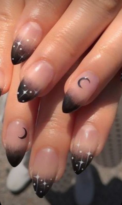 Alternative nails for Halloween - Black ombre tips with star design Gothic Nail Designs, Alternative Nails, Nail Designs Easy, Nails For Halloween, Black Ombre Nails, Holloween Nails, Witch Nails, Nail Designs Ideas, Witchy Nails