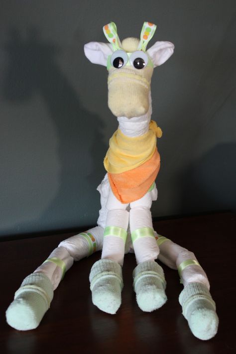 Giraffe Diaper Cake, Diaper Animals, Giraffe Baby Shower Theme, Giraffe Craft, Cloth Animals, Washcloth Animals, Washcloth Crafts, Giraffe Crafts, Diaper Party