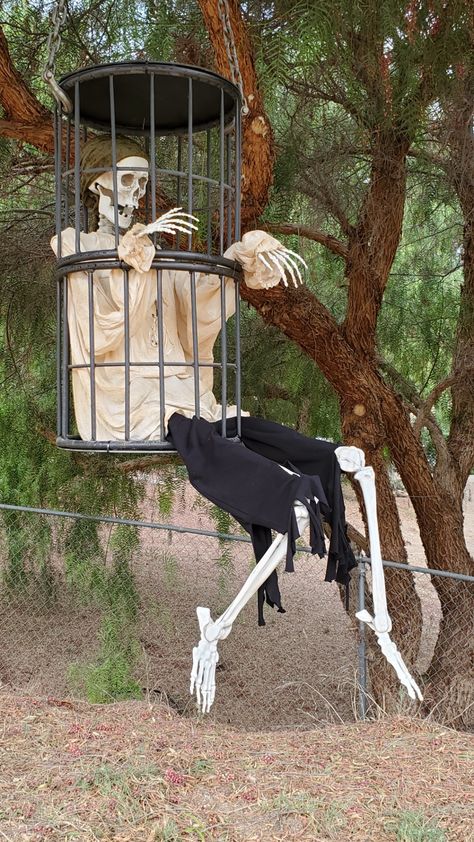 Pirate Gibbet Cage - Halloween 2021: This caged pirate is waiting for you... Come check out my other Pirate Yard Haunt creations! https://pin.it/BUk7AML Skeleton Pirate Halloween Decorations, Diy Pirate Decorations Homemade, Pirate Float Ideas, Halloween Pirate Theme, Pirate Outdoor Decorations, Pirate Themed Halloween Decorations, Pirate Themed Halloween Party, Nautical Halloween Decor, Diy Pirate Halloween Decorations