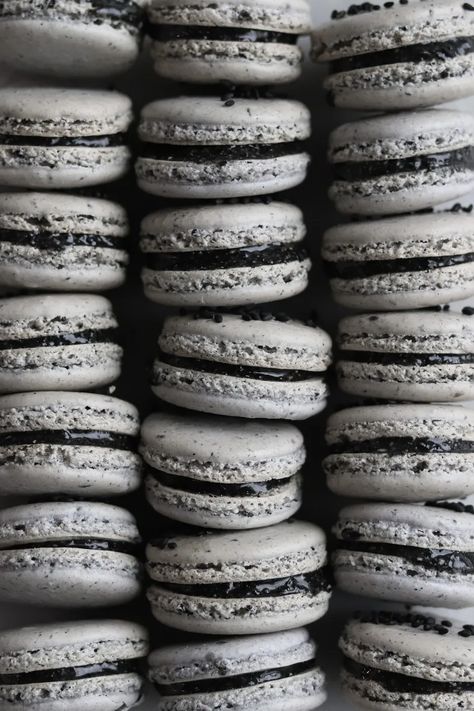 Black Sesame Buttercream, Colored Macarons, Black Sesame Dessert, Traditional Cookies, Black Dessert, Macarons Macaroons, Macaron Flavors, Macaroon Recipes, Black Sesame Seeds