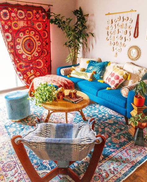 Justina Blakeney Shows Us How to Go Bold at Home - Essence Colorful Boho Living Room, Home Essence, Living Room Boho, Boho Living Room Decor, Colourful Living Room, Deco Boheme, Bohemian Living Room, Bohemian Living, Boho Living