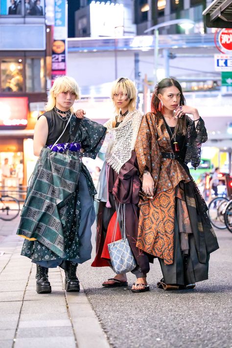 Tokyo Street Style Women, Tokyo Street Fashion Women, Japanese Punk Fashion, Tokyo Fashion Week Street Styles, Japan Street Fashion, Japanese Punk, Trip Fashion, 90s Japanese Fashion Magazine, Famous Nails