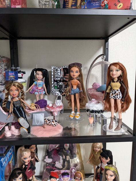 Bratz Display Ideas, Bratz Funky Fashion Furniture, Bratz Doll Collection Display, Bratz Display, Bratz Furniture, Bratz Collections, Brats Aesthetic, Diy Doll Room, Bratz Aesthetic