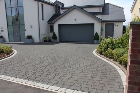 Driveway Pavers Design, Gravel Resin, Front Driveway Ideas, Front Garden Ideas Driveway, Block Paving Driveway, Driveway Blocks, Garden Ideas Driveway, Paved Driveway, Modern Driveway