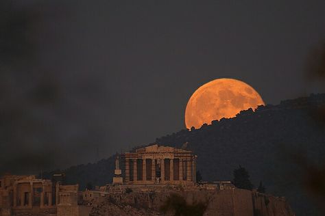 Ancient Greece Aesthetic, Greece Wallpaper, The Parthenon, Wallpaper Laptop, Moon Rise, A Hill, Athens Greece, Ancient Greece, Pretty Places