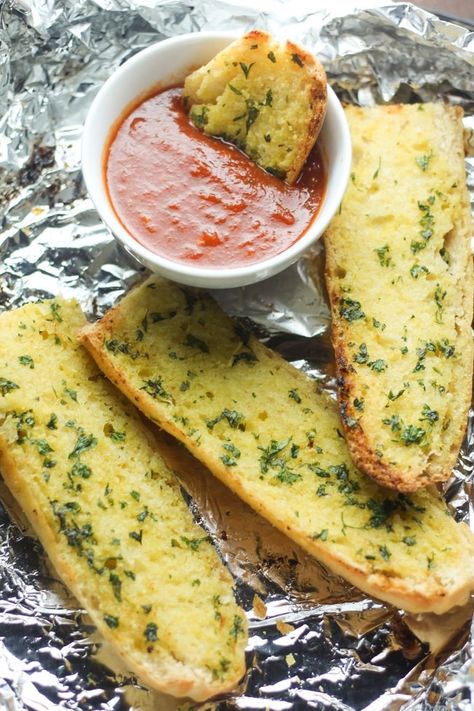 This garlic bread is not only vegan, but it's gluten free too! This easy recipe is ready in 10 minutes and perfect to pair with your favorite comforting soup or spaghetti! Paleo Garlic Bread, Vegan Gluten Free Bread, Vegan Garlic Bread, Bread Calories, Gluten Free Vegan Bread, Plant Based Soups, Comforting Soup, Recipe Gluten Free, Vegan Bread