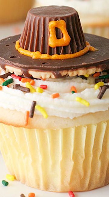 Pilgrim Hat Thanksgiving Cupcakes Kids Thanksgiving Treats, Pilgrim Thanksgiving, Hat Cupcakes, Turkey Cupcakes, Thanksgiving Vegetables, Thanksgiving Cupcakes, Thanksgiving Breakfast, Fall Fun Food, Fall Cupcakes