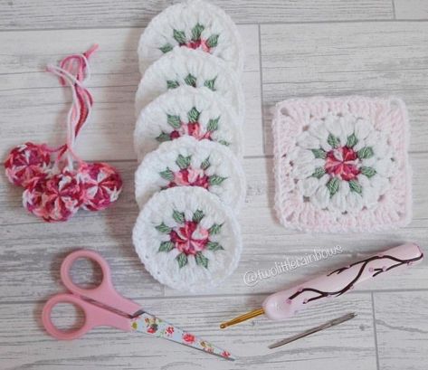 Crochet Granny Square Bag: Easy Tutorial Crochet Granny Square Beginner, Motifs Granny Square, Crochet Flower Squares, Granny Square Crochet Patterns Free, Crochet Blanket Pattern Easy, Crocheted Items, Crochet Blocks, Crochet Square Patterns, Granny Square Crochet Pattern