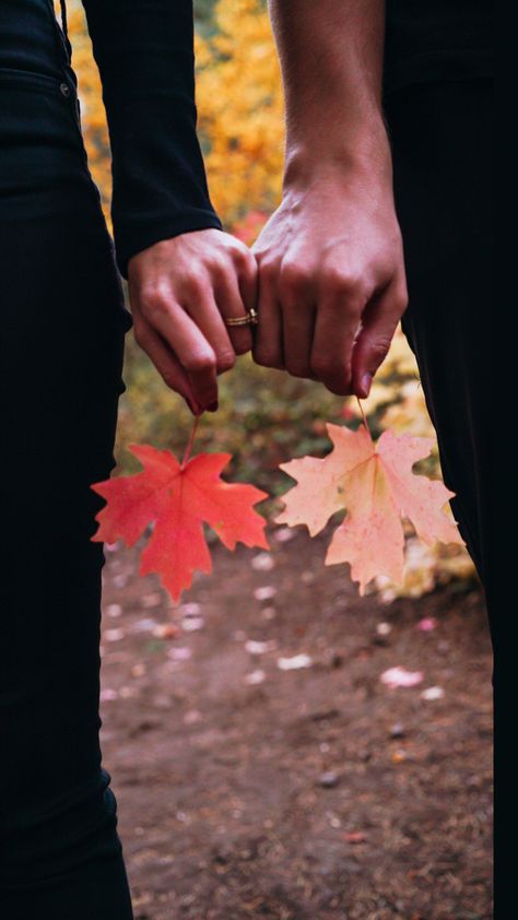 Fall couple pics / fall outfit Thanksgiving Photoshoot Couples, Fall Couple Pics Ideas, Engagement Photos November, Fall Pictures For Couples Outfits, Fall Couples Pictures, Fall Couple Pics, Bday Poses, Fall Couples Photoshoot, Salem Trip