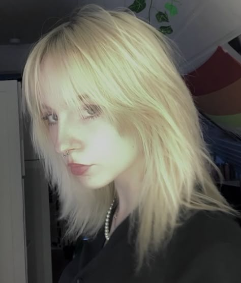 Red Wolf Cut, Blonde Dyed Hair, Grunge Haircut, Blonde Underneath, Tattoo Nails, Hairstyles Anime, Short Grunge Hair, Bleach Blonde Hair, How To Cut Bangs