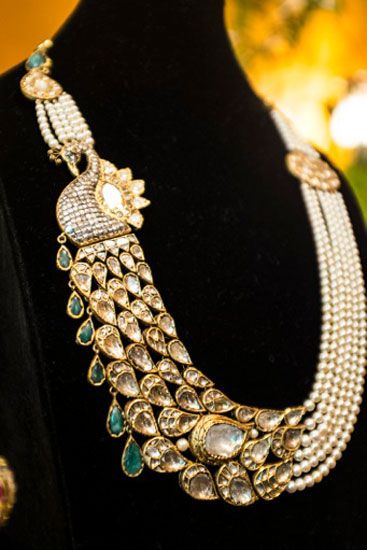 dscf3256f-jpg Mughal Jewelry Royals, Menu Vintage, Mughal Jewelry, Diamond Pendant Jewelry, Bridal Jewelery, Indian Jewelry Earrings, Peacock Necklace, Quirky Jewelry, Modern Gold Jewelry