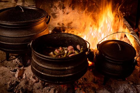 American Foods, Cast Iron Pot, Hobbit Hole, Iron Cookware, Fire Cooking, Cottage In The Woods, Open Fire, Cast Iron Cooking, Period Outfit