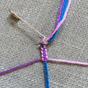 Diy Friendship Bracelets Easy, Friendship Bands, Macrame Square Knot, Square Knot Bracelets, String Friendship Bracelets, Crochet Bracelets, Chevron Friendship Bracelets, Braided Friendship Bracelets, Friendship Bracelets Easy