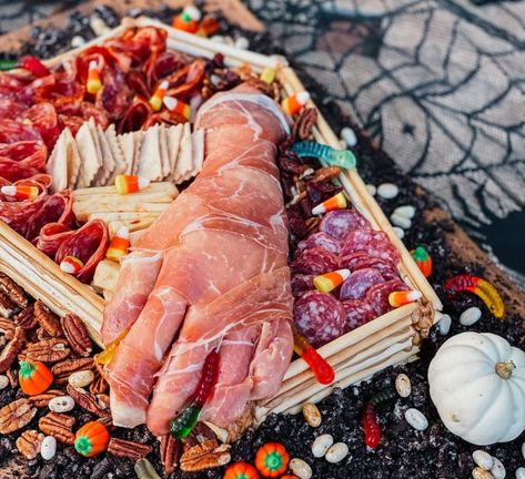 Easy Halloween Dinner Recipes, 70th Bday Party Ideas, Spooky Brunch, Comidas Halloween, Halloween Charcuterie Boards, Halloween Cheese, Pizza Halloween, Tailgate Appetizers, Sandwich Sliders