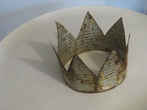 zefi's blog: make a crown from a tin can Make A Crown, Hantverk Diy, Crown Decor, Tin Can Art, Tin Snips, Tafel Decor, Altered Tins, Lake Girl, Diy Crown