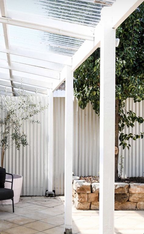 Alfresco Ideas Australia, Cottage Backyard, White Pergola, Outdoor Patio Space, Outdoor Living Design, Backyard Pergola, Deck With Pergola, Pergola With Roof, Outside Living