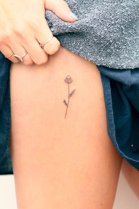 Camomila MINIMAL Forearm Tattoo Design, Flower Tattoo Shoulder, Watercolor Tattoos, Floral Tattoo Sleeve, Healing Tattoo, Irezumi Tattoos, Floral Tattoo Design, Tattoo Desings, Free Tattoo