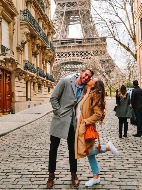 Paris Outfits Couple, Paris Family Photo Shoot, Paris Photoshoot Ideas, Paris Couple Photoshoot, Paris Couple Pictures, Paris Trip Outfits, Eiffel Tower Pictures, Paris Photo Ideas, Spots In Paris