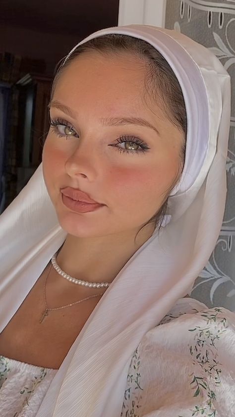 Religion chrétienne _ voile chrétien Christian Veil, Christian Outfits Modesty, Christian Veils, Modest Christian Clothing, Christian Modesty, Christian Head Covering, Modesty Outfits, Hair Scarf Styles, Head Scarf Styles