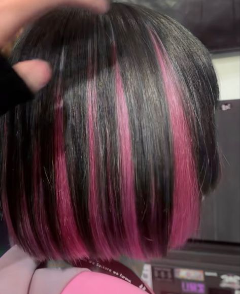 Draculaura Hair Short, Draculaura Hair Dye, Draculaura Hairstyle, Draculaura Inspired Hair, Draculaura Hair, Pink Black Hair, Highlights Pink, Pink Hair Highlights, Pink And Black Hair