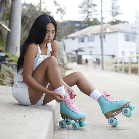 These 12 Roller Skates Are Cute Enough to Convince Me (a Major Klutz!) to Wheel It Out Impala Roller Skates, Roller Skating Outfits, Girls Roller Skates, Retro Roller Skates, Quad Roller Skates, Roller Skate Shoes, Quad Skates, Roller Skaters, Fashion 90s