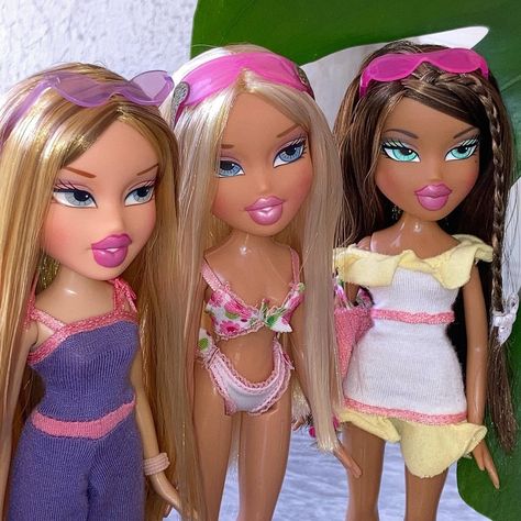 ˚ ༘ ♡ ⋆｡˚ | bratz spring break 💗🌸🌺🌊👙🏝️☀️🐚🫧 | Instagram Bratz Dolls 2000s, Preppy Bratz Doll, Early 2000s Bratz Doll, Bratz Spring Break, Bratz Dolls Cloe, Plushie Collection, Bratz Doll Outfits, Diy Dollhouse Furniture, Doll Outfits