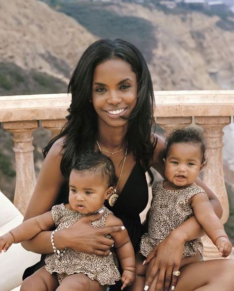 @blackkbombshells on Instagram: "Kim Porter & her twin girls ❤️" Triplets Pregnancy, Twin Baby Photos, Kim Porter, Black Motherhood, Twin Photography, Twin Baby Girls, Pregnancy Looks, Twin Mom, Baby Bundles