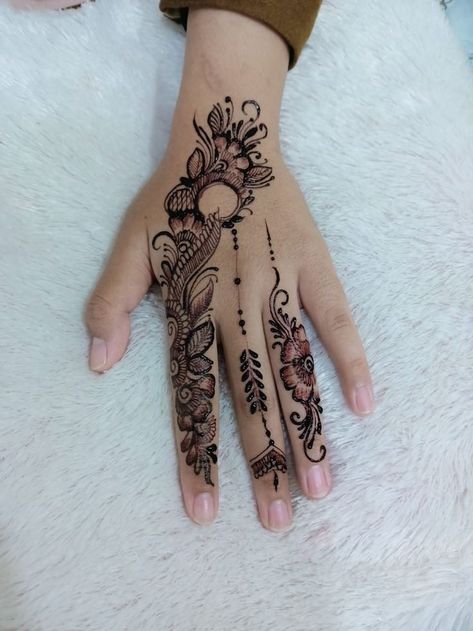 Fun Henna Designs Simple, Henna Jari, Motif Henna, Henna Fun, Simple Henna Design, Henna Style Tattoos, Simple Henna Tattoo, Latest Henna Designs, Simple Mehndi Designs Fingers